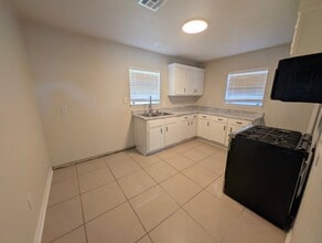 717 S Midwest Blvd in Midwest City, OK - Building Photo - Building Photo