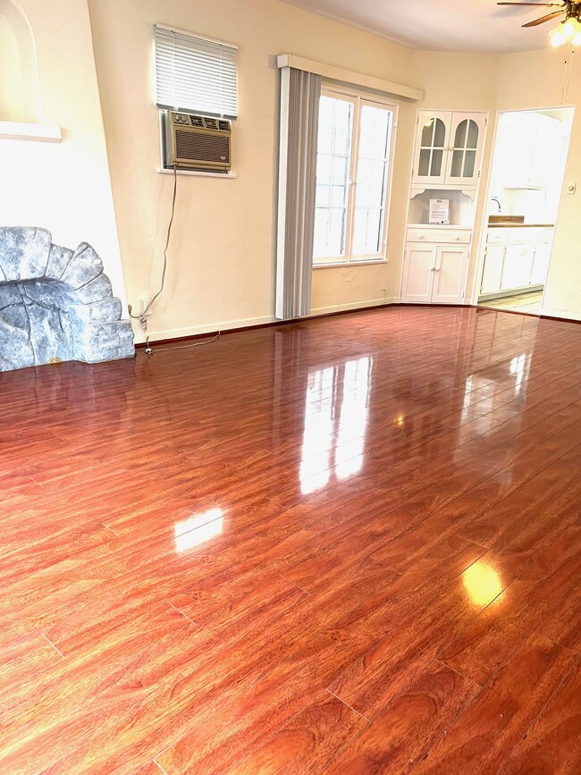 704 Granada St, Unit 704 in Glendale, CA - Building Photo - Building Photo