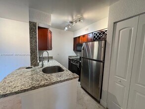 2880 N Oakland Forest Dr in Oakland Park, FL - Building Photo - Building Photo