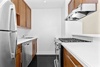 420 E 72nd St in New York, NY - Building Photo - Building Photo