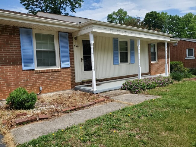 406 Missimer Ln in Vinton, VA - Building Photo - Building Photo