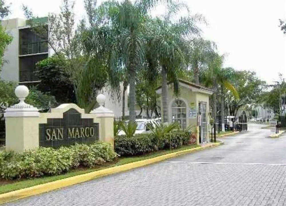 8810 Fontainebleau Blvd in Miami, FL - Building Photo