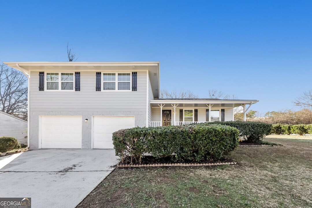 6039 Dan Dr in Ellenwood, GA - Building Photo