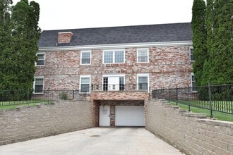 2076 Chateau Ct in Grafton, WI - Building Photo - Building Photo