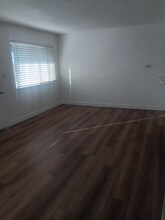 9371 Cellini Ave, Unit 7 in Garden Grove, CA - Foto de edificio - Building Photo