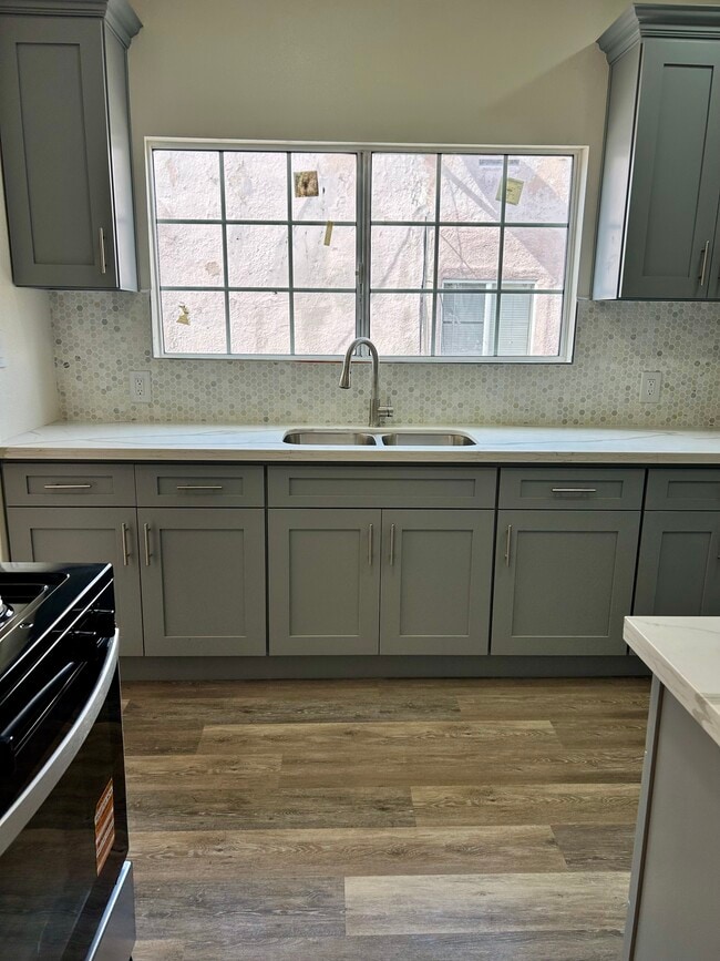 4043 1/2 W 21st St, Unit 4043  half in Los Angeles, CA - Building Photo - Building Photo