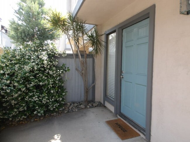 2135 E Valley Pkwy in Escondido, CA - Building Photo - Building Photo