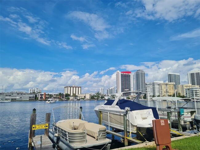 300 Golden Isles Dr, Unit 104 in Hallandale Beach, FL - Foto de edificio - Building Photo