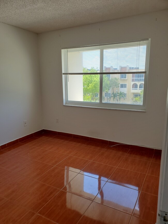 7732 Camino Real, Unit F-401 in Miami, FL - Building Photo - Building Photo