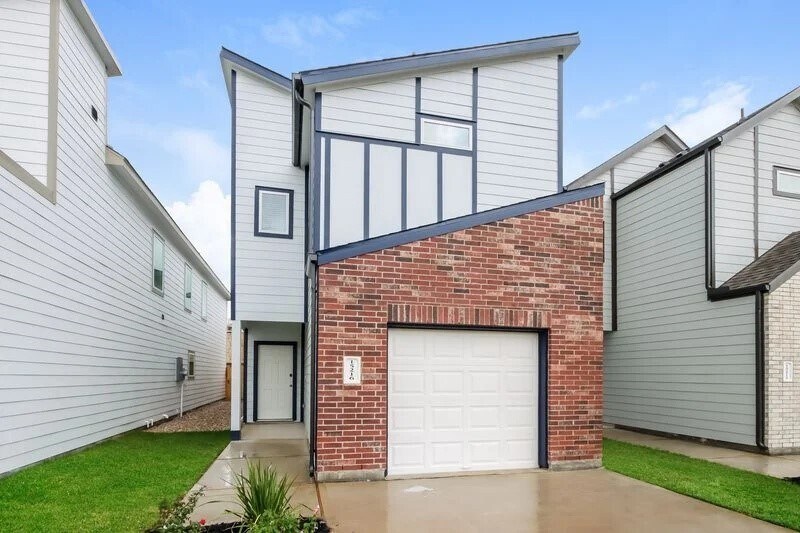 15216 Estrella Rd E in Houston, TX - Building Photo