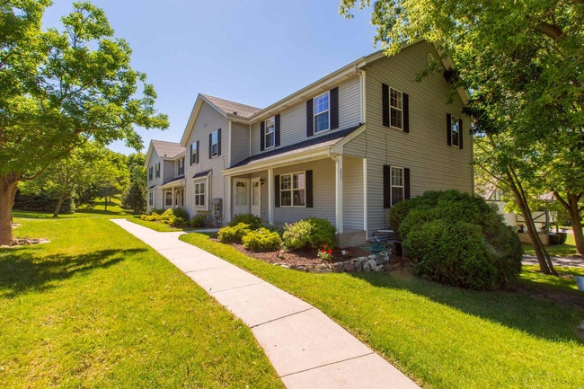 288 Meadowcreek Dr in Pewaukee, WI - Building Photo - Building Photo