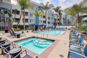 5550 Wilshire at Miracle Mile by Windsor in Los Angeles, CA - Foto de edificio - Building Photo
