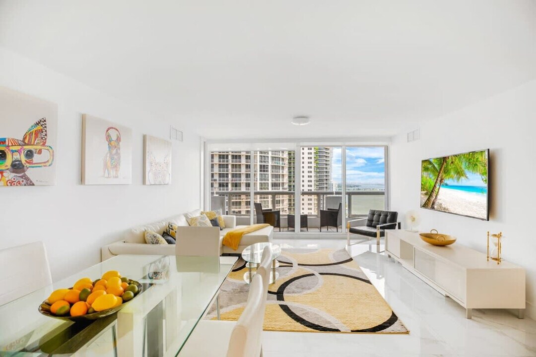 1717 N Bayshore Dr in Miami, FL - Building Photo