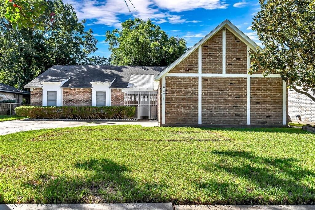 6911 Pine Vista Ln in Houston, TX - Building Photo