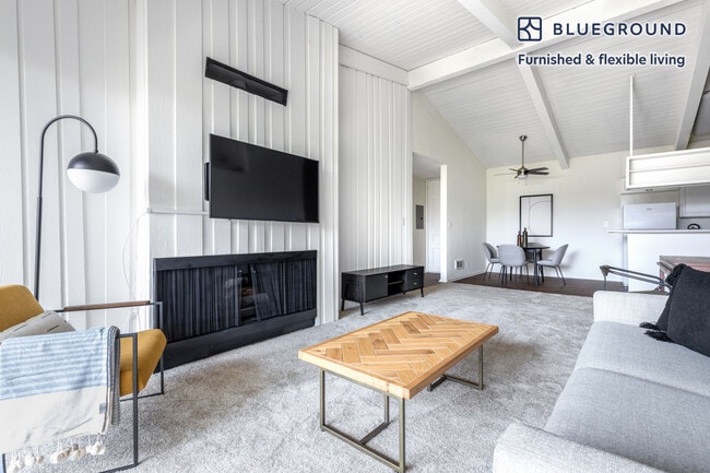 6140 Canterbury Dr in Culver City, CA - Building Photo - Building Photo