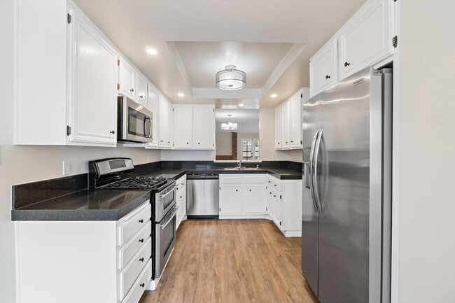 5571 Adobe Falls Rd in San Diego, CA - Building Photo - Building Photo