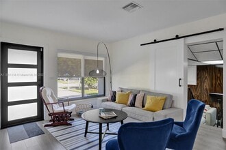1565 NW 30th Ave in Miami, FL - Foto de edificio - Building Photo