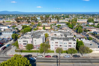 Figueroa Oaks in Los Angeles, CA - Building Photo - Building Photo