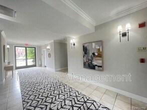 2737 E Maple Rd in Birmingham, MI - Building Photo - Building Photo