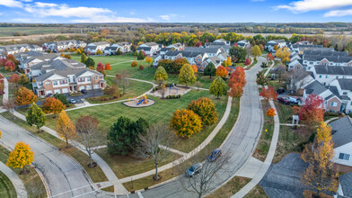 2043 Concord Dr in McHenry, IL - Foto de edificio - Building Photo