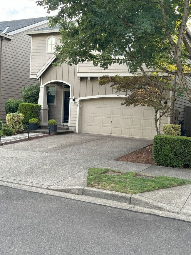 429 Oak Leaf St in Newberg, OR - Foto de edificio - Building Photo