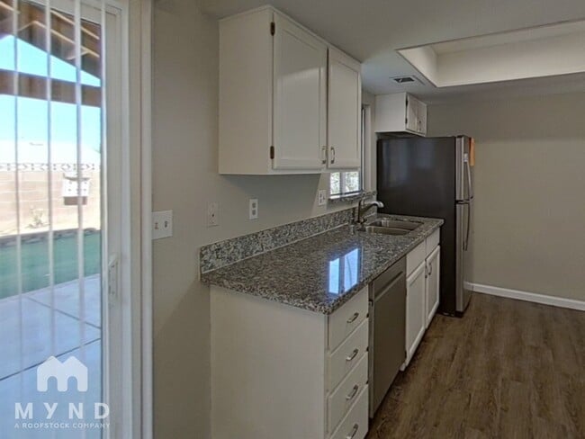 425 E Rolly St in Henderson, NV - Building Photo - Building Photo