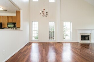 413 Creekside Ln in Spring Hill, TN - Foto de edificio - Building Photo