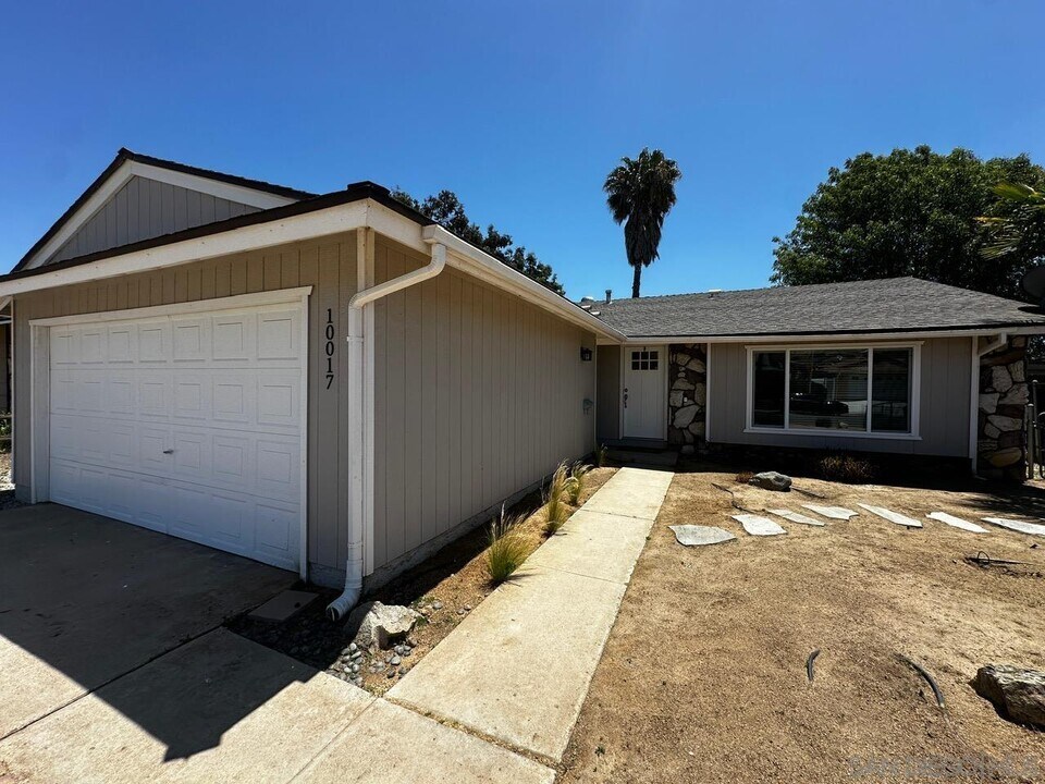 10017 Woodrose Ave in Santee, CA - Foto de edificio