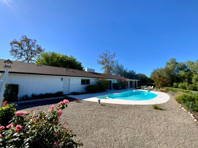 915 Ranch View Ln in Solvang, CA - Building Photo - Building Photo