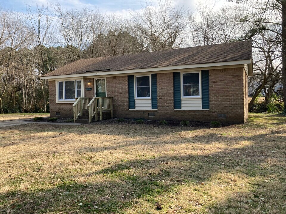 107 Rockbridge Rd in Portsmouth, VA - Building Photo