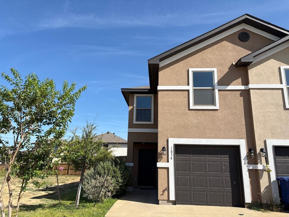 1834 Port Louisiana Dr in Laredo, TX - Foto de edificio
