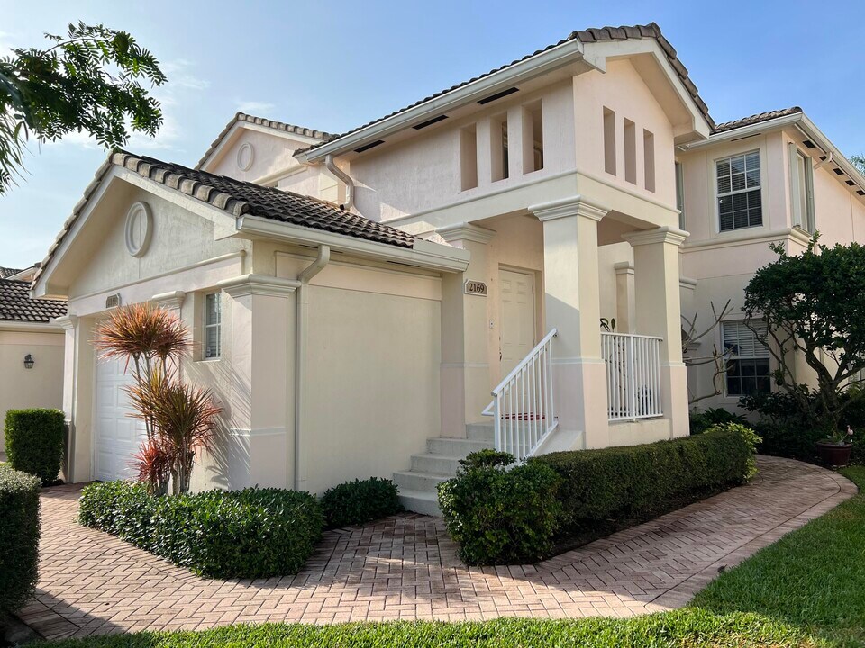 2169 Wingate Bend in Wellington, FL - Building Photo