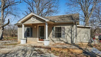 124 Railroad St in Cedar Hill, TN - Building Photo