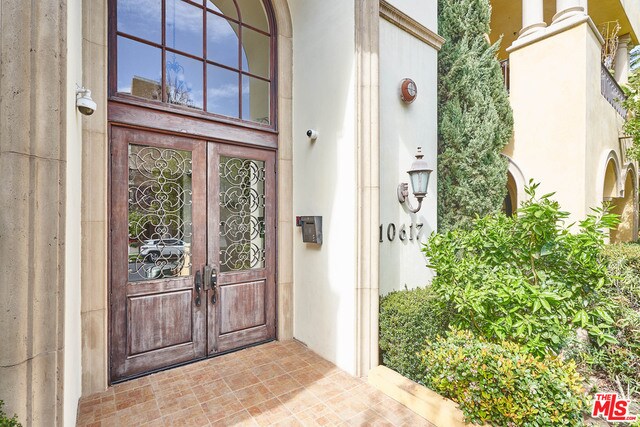 10617 Eastborne Ave-Unit -104 in Los Angeles, CA - Building Photo - Building Photo