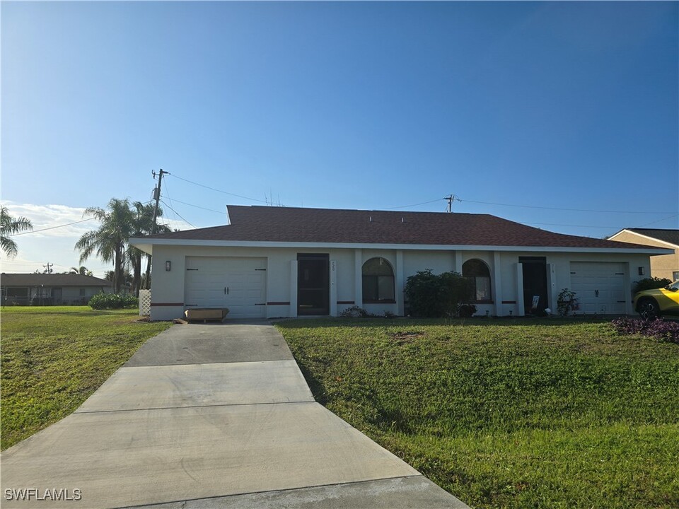 720 SE 46th Ter in Cape Coral, FL - Foto de edificio