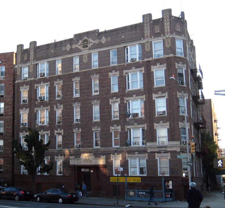 2000 Grand Concourse in Bronx, NY - Foto de edificio