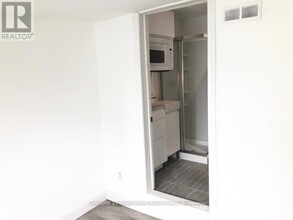 42 St Dunstan Dr in Toronto, ON - Building Photo - Building Photo