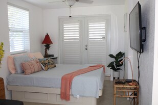 19735 NW 6th Pl in Miami, FL - Building Photo