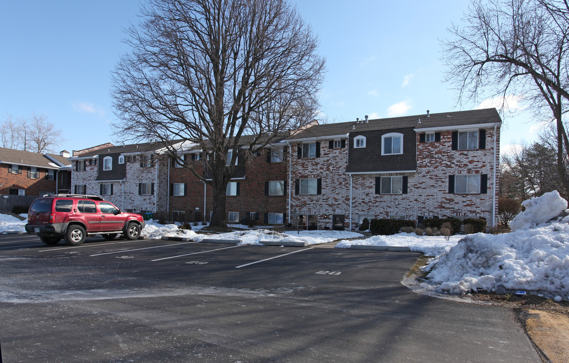 W 85th St in Overland Park, KS - Foto de edificio