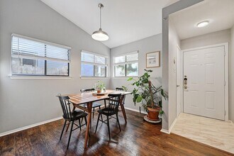 2503 Howellwood Wy, Unit B in Austin, TX - Foto de edificio - Building Photo