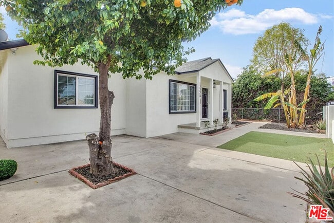 17226 Vanowen St in Los Angeles, CA - Building Photo - Building Photo