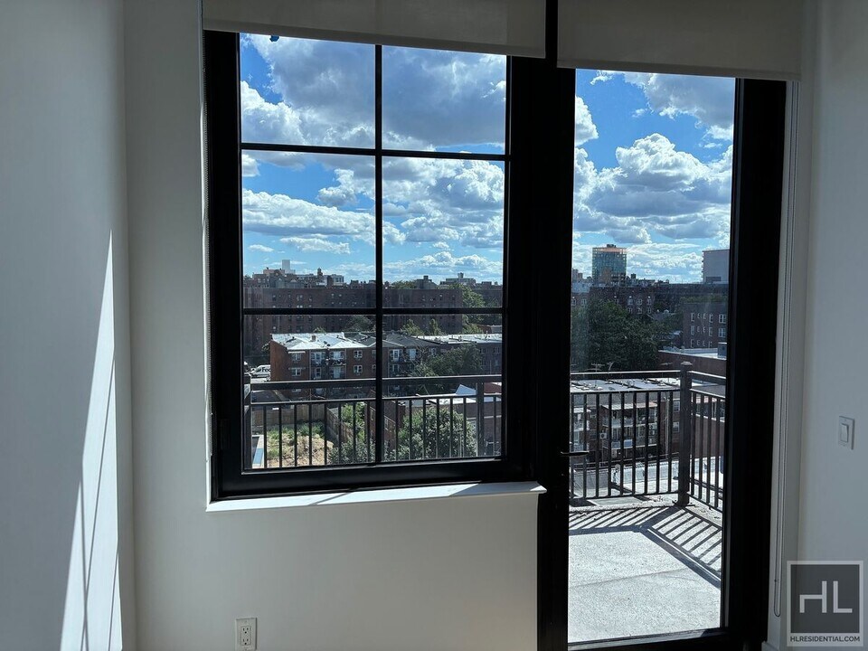 NORTHERN BOULEVARD in Queens, NY - Building Photo