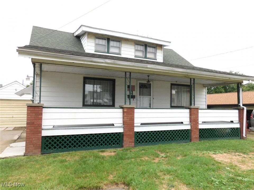 51 Euclid Ave in Struthers, OH - Building Photo