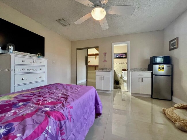 264 NW 61st Ave in Miami, FL - Building Photo - Building Photo