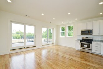 2235 N Clybourn Ave-Unit -4 in Chicago, IL - Building Photo - Building Photo