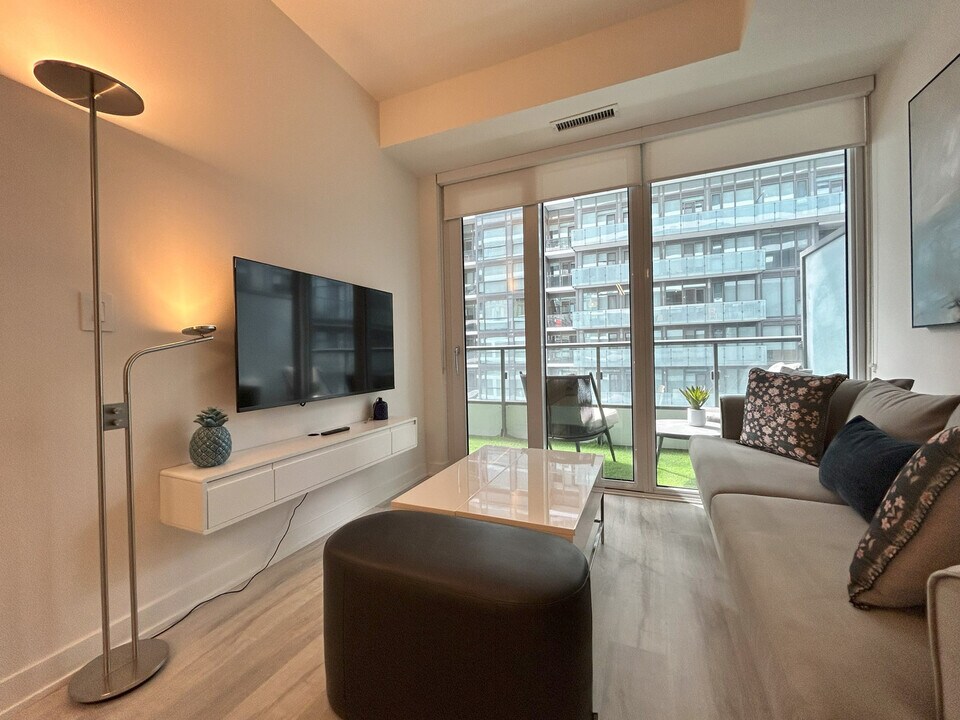 177 Front St E in Toronto, ON - Building Photo