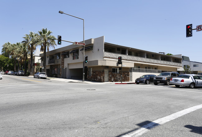 206 N Louise St in Glendale, CA - Foto de edificio - Building Photo