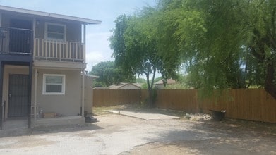 3409 Commercial Ave in San Antonio, TX - Foto de edificio - Building Photo
