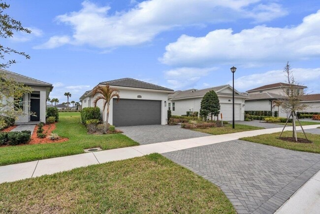 9399 SW Pepoli Way in Port St. Lucie, FL - Building Photo - Building Photo