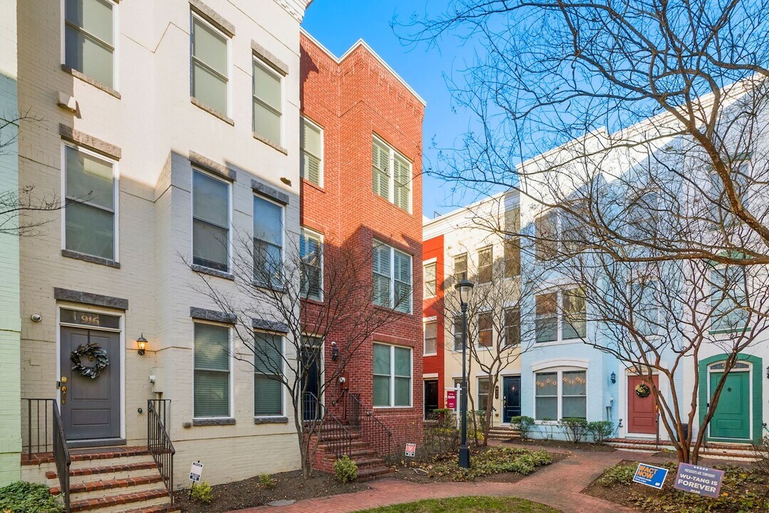918 4th St SE in Washington, DC - Building Photo